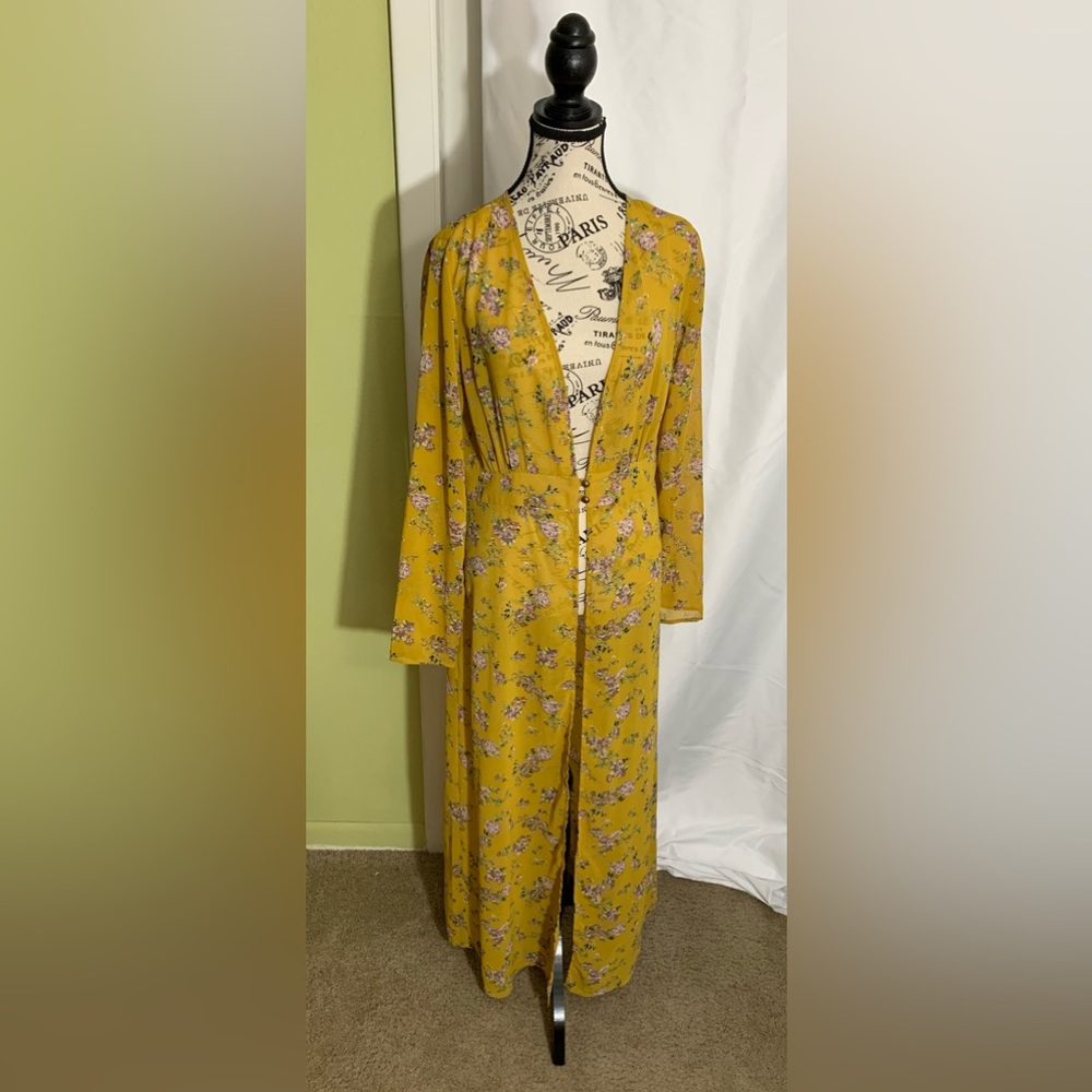 Yellow floral v neck boho sheer duster. With two front gold button closure. Sz:L